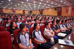 他上台分享道：“母校如钢铁般坚韧的给了我前